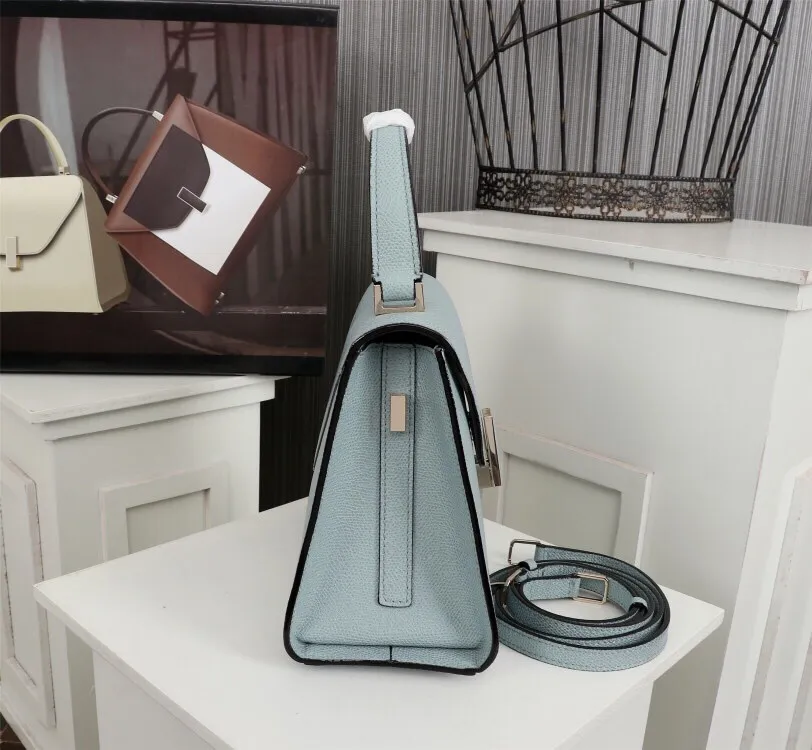 In stock👉Original small size light blue👉Valextra Valextra Iside, known as Italian Hermès, is one of the most representative designs of Valextra. There is no obvious logo, but the simple collective line design is very recognizable, full of architectural art, and shows a capable and intellectual style. It is made of imported palm-print lining cowhide, with up to five stitches of handwork, and the shiny oil edges test the skill of the craftsman. Small size: 22Cm